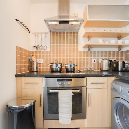 Stylish Apartment With Private Parking Кардифф Экстерьер фото