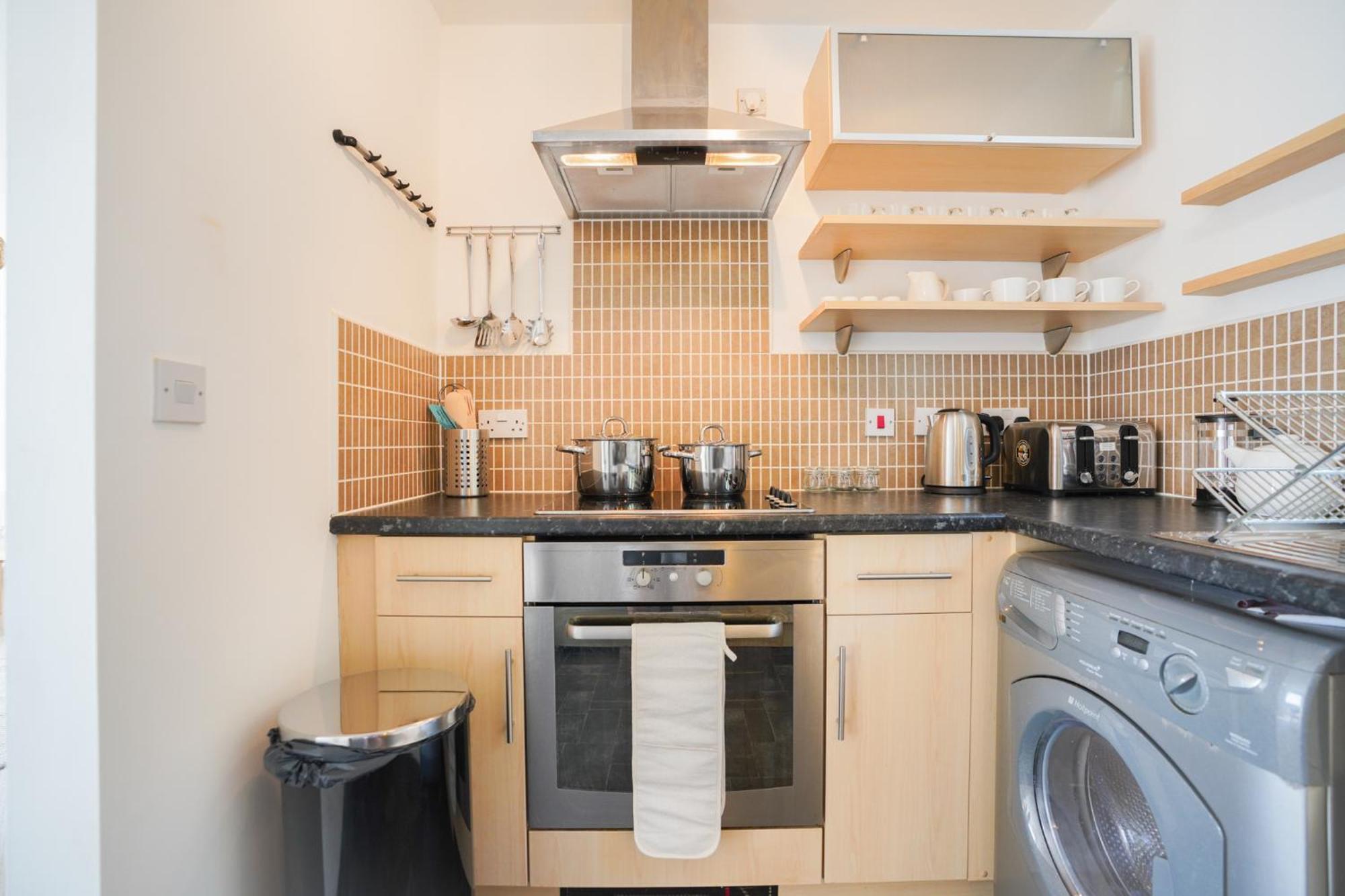 Stylish Apartment With Private Parking Кардифф Экстерьер фото