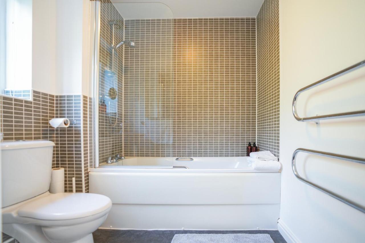 Stylish Apartment With Private Parking Кардифф Экстерьер фото
